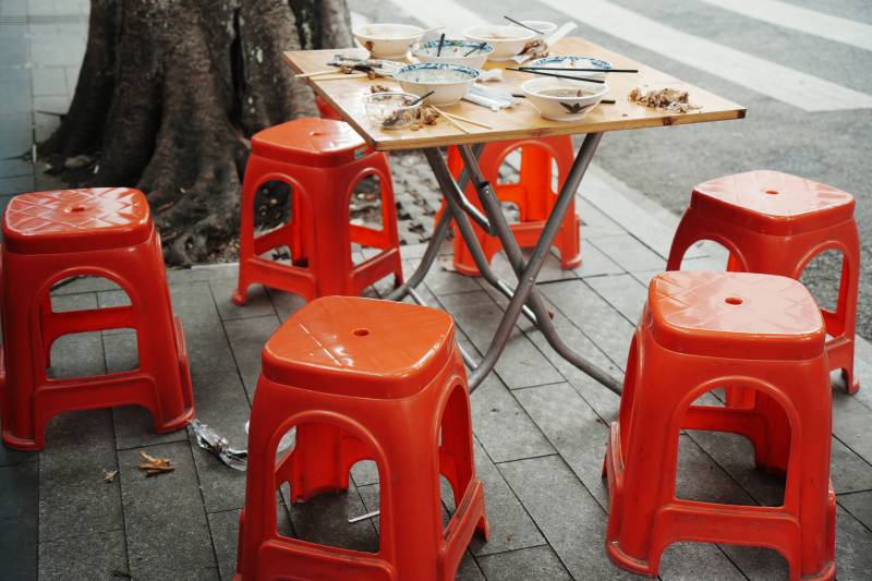 街头简易餐桌与红色凳子图片