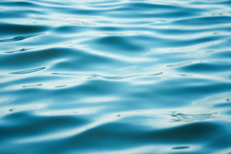 波光粼粼的水面图片