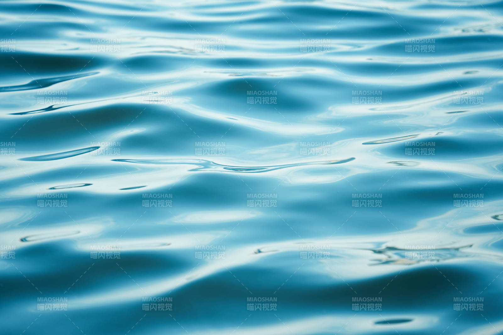 波光粼粼的水面图片