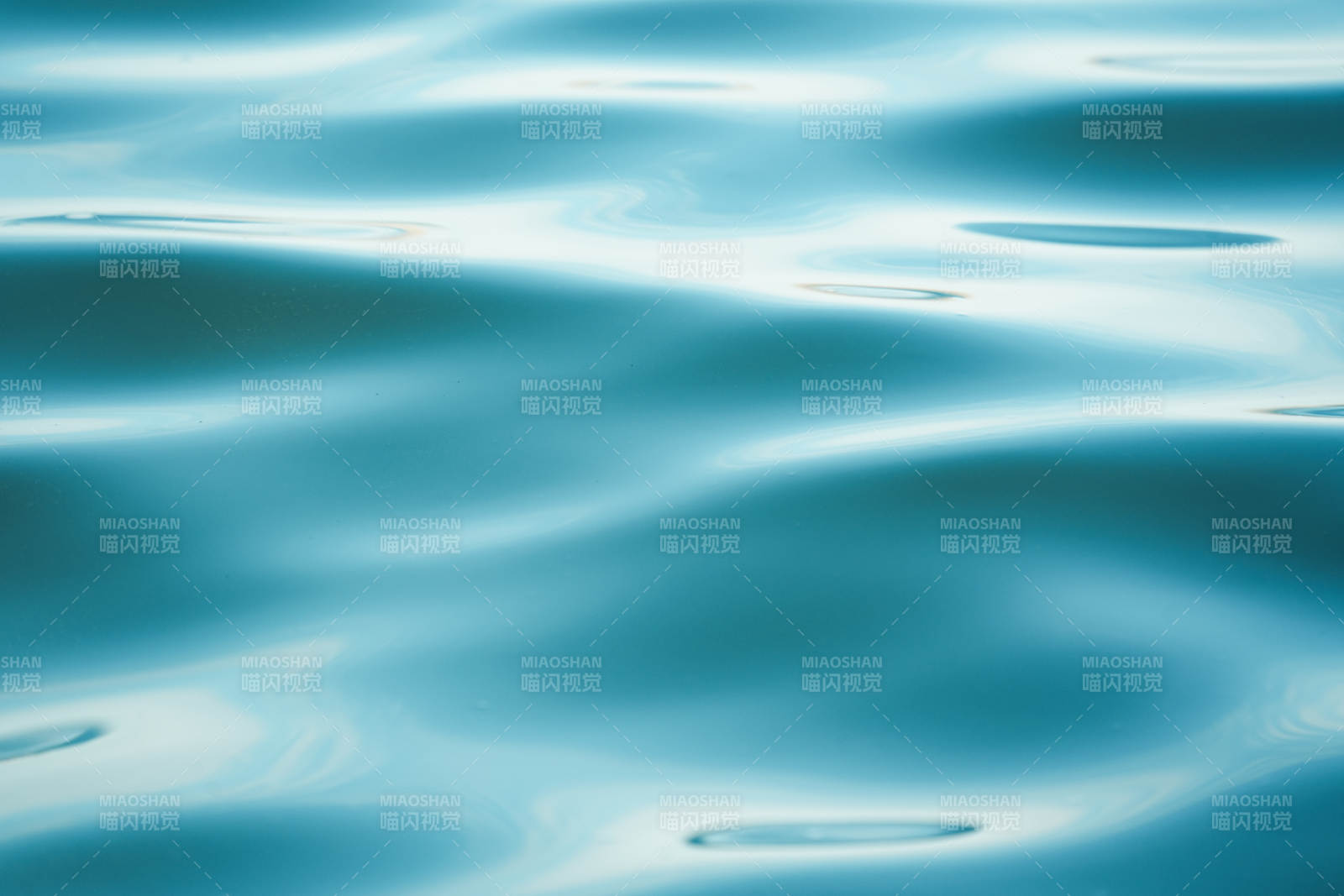 波光粼粼的水面图片