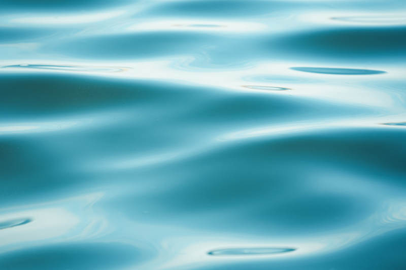波光粼粼的水面图片