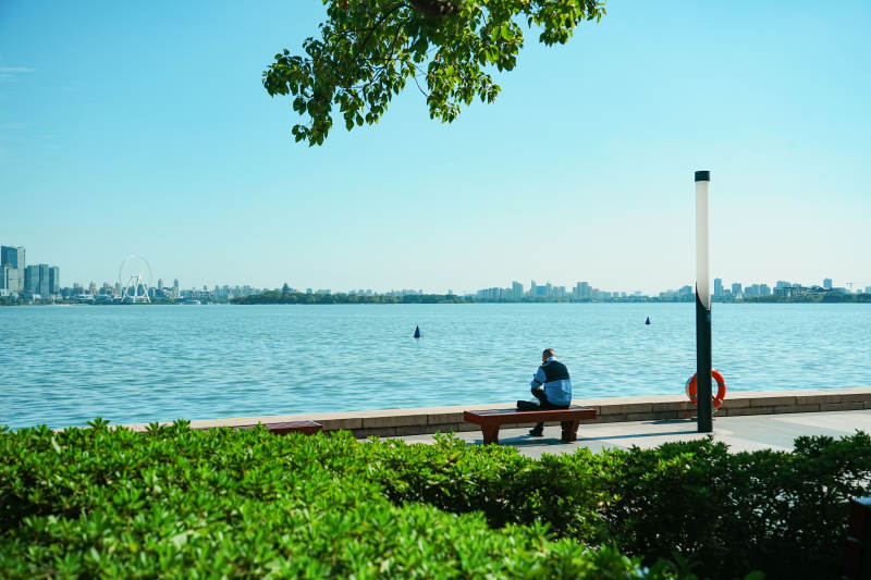 湖畔静思 城市远眺图片