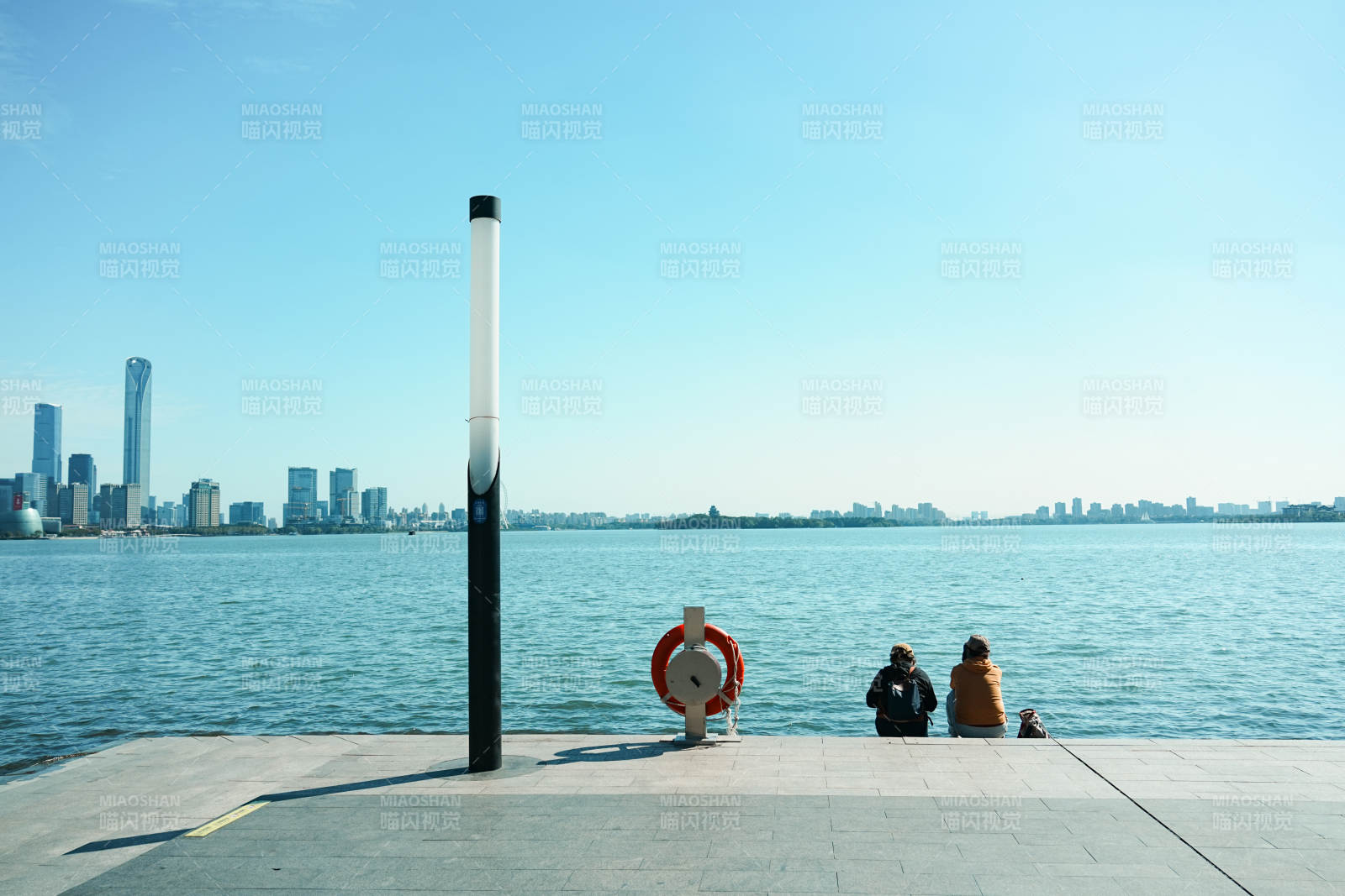 金鸡湖湖畔静坐 城市远眺图片