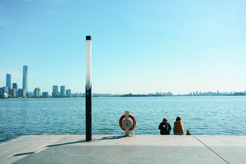 金鸡湖湖畔静坐 城市远眺图片