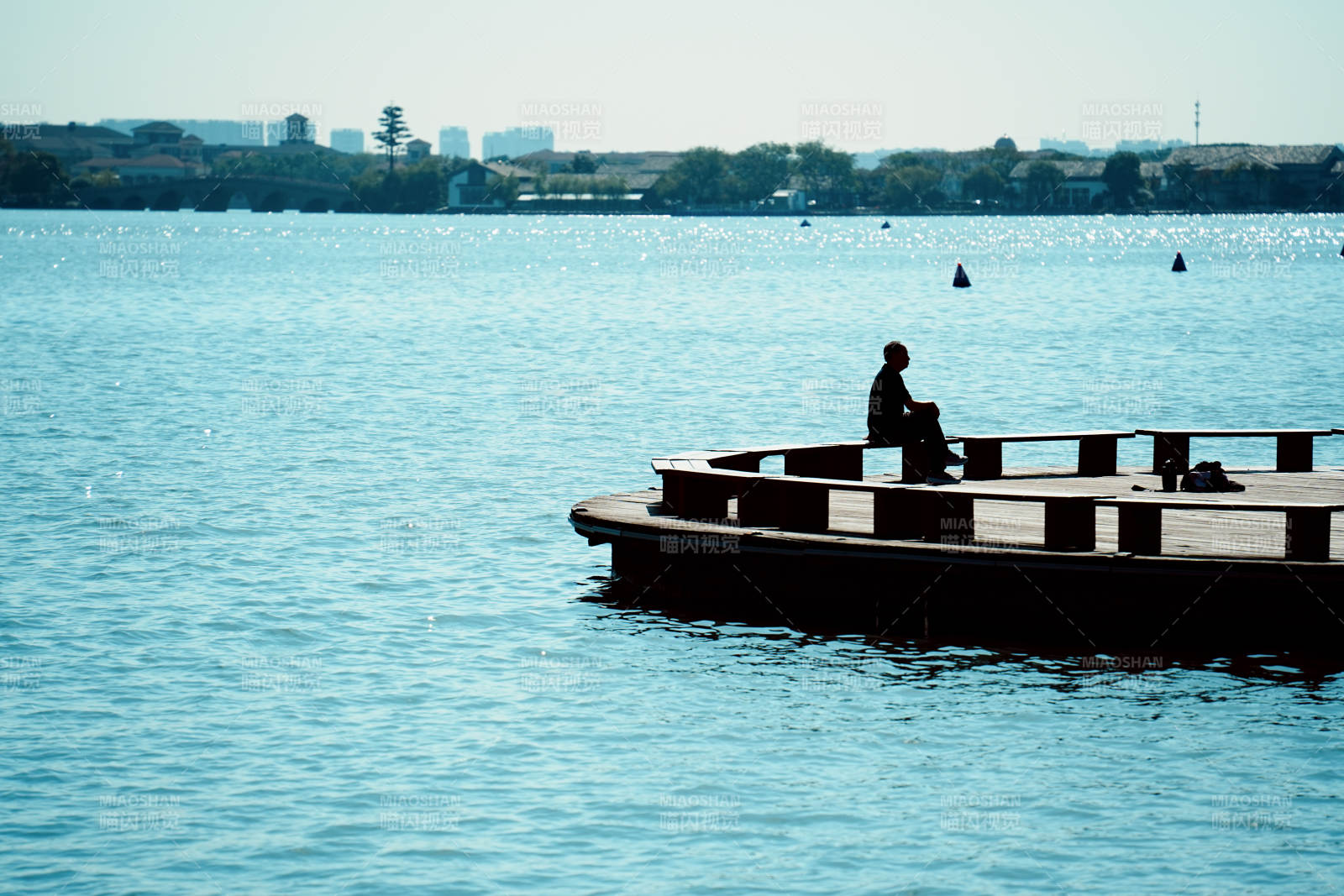 湖畔静思 独享宁静时光图片