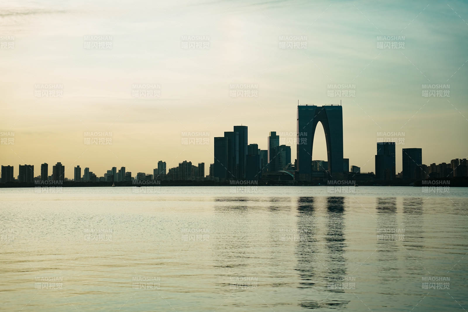 苏州金鸡湖湖畔城市剪影图片