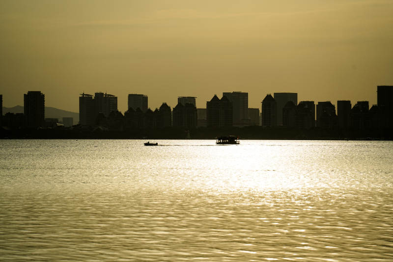 黄昏城市剪影与湖光图片