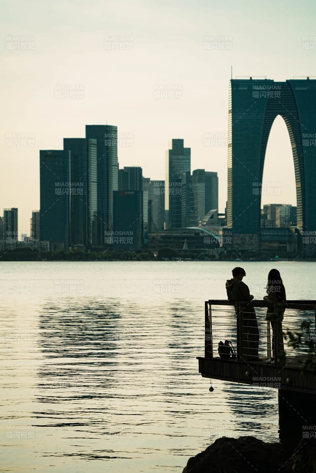 湖畔黄昏 城市剪影图片