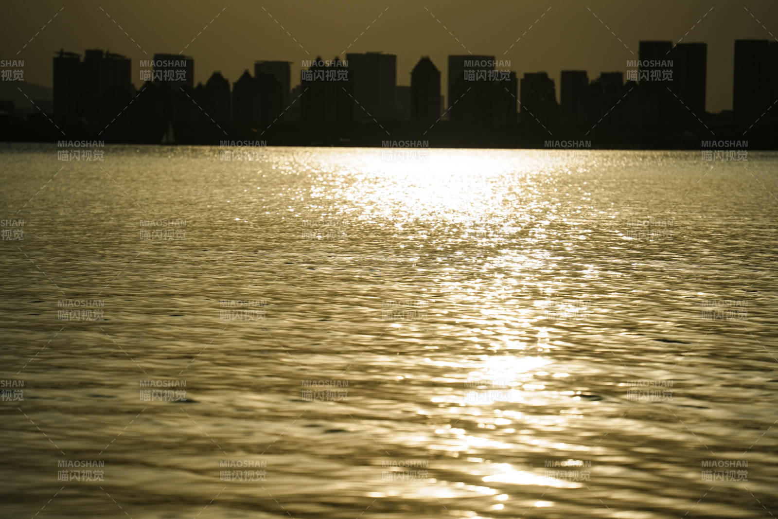 夕阳映照城市剪影图片
