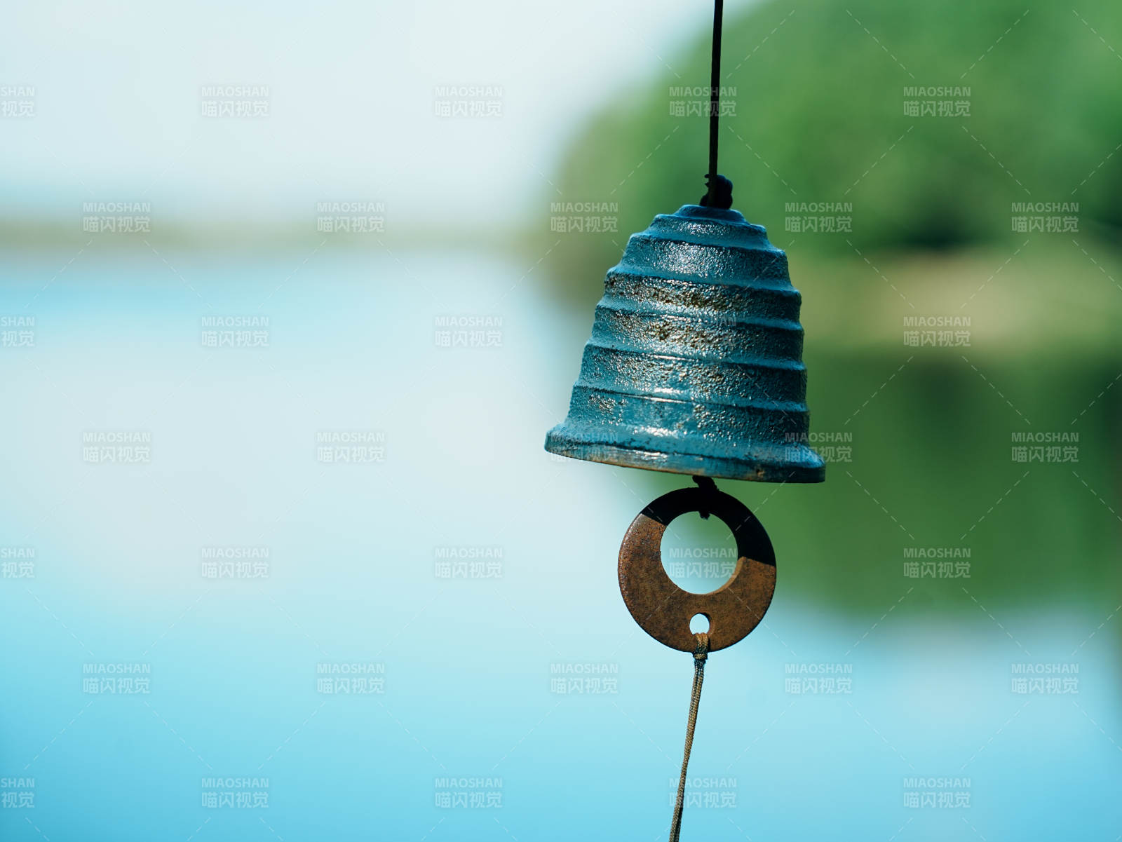 湖畔风铃静谧时光图片