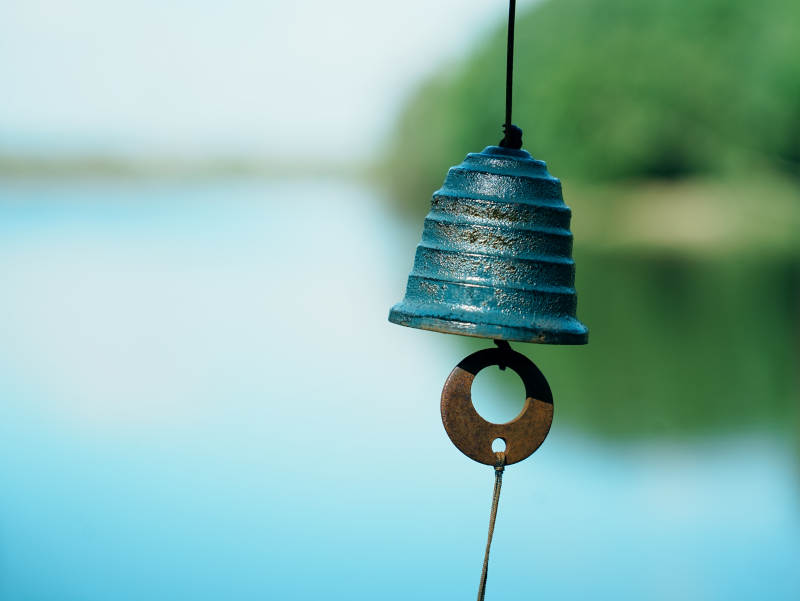 湖畔风铃静谧时光图片