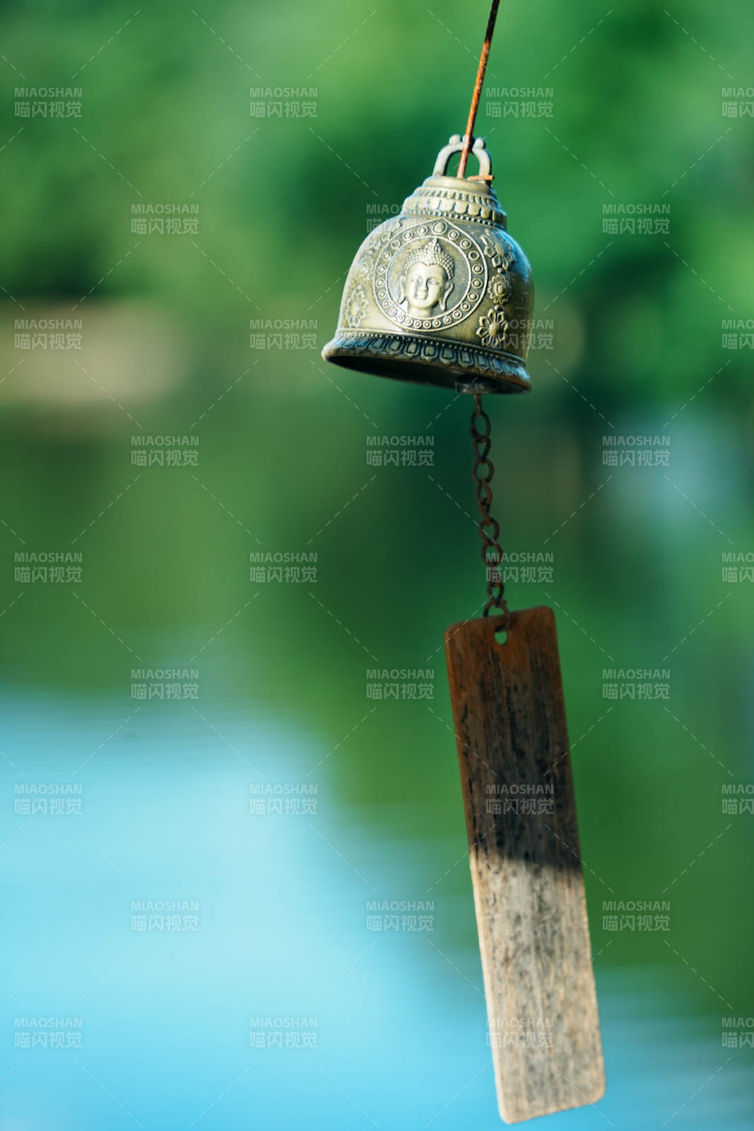 风铃静挂 湖畔悠扬图片