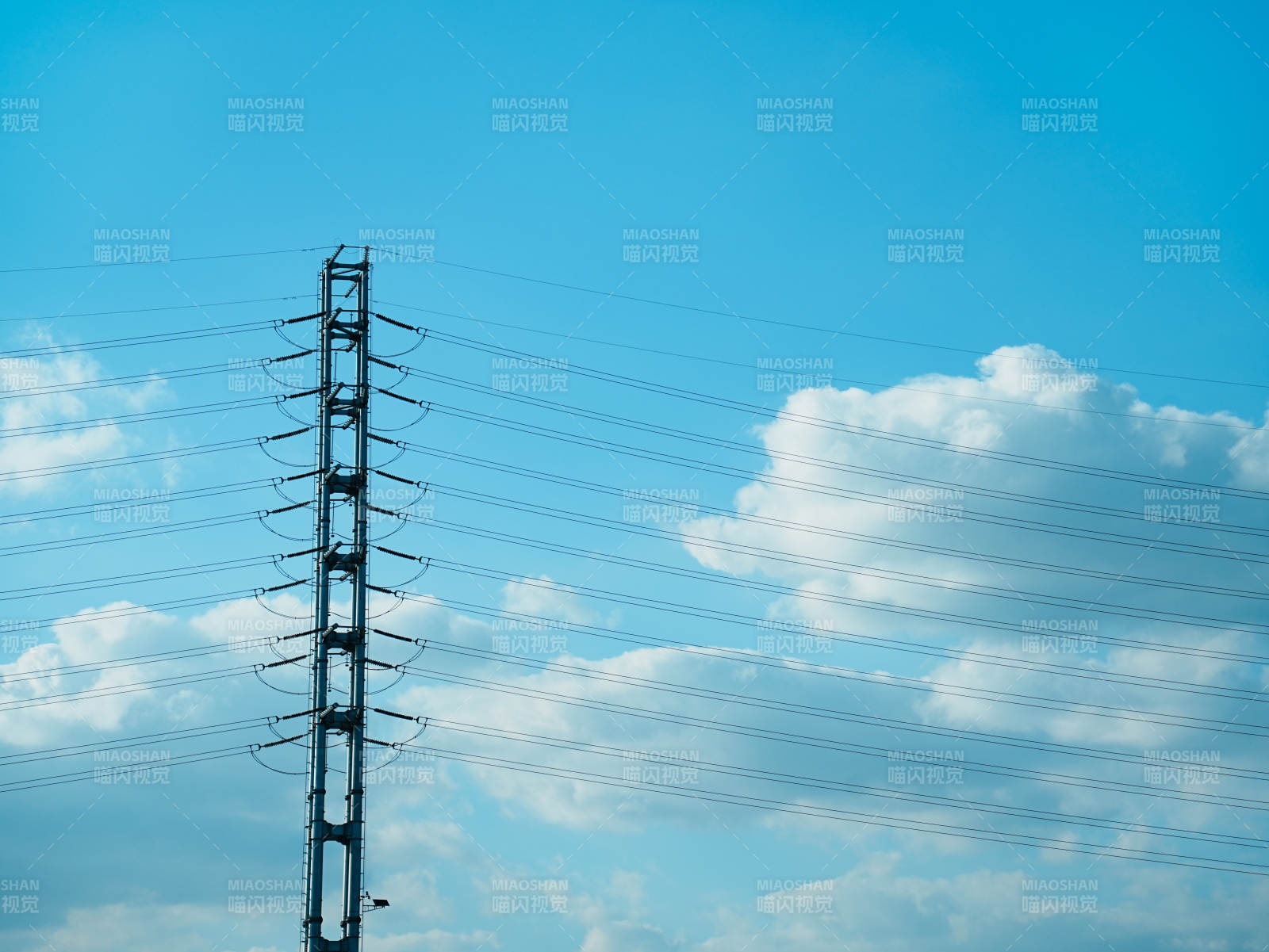 蓝天白云下的电线塔图片