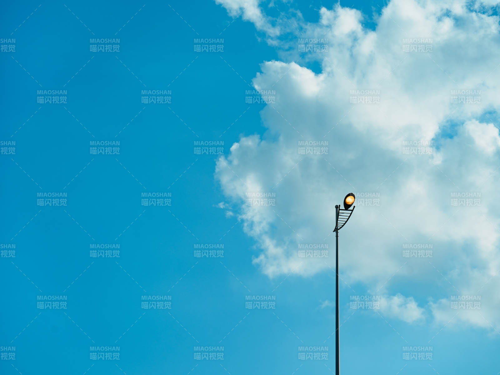 蓝天白云下的路灯图片