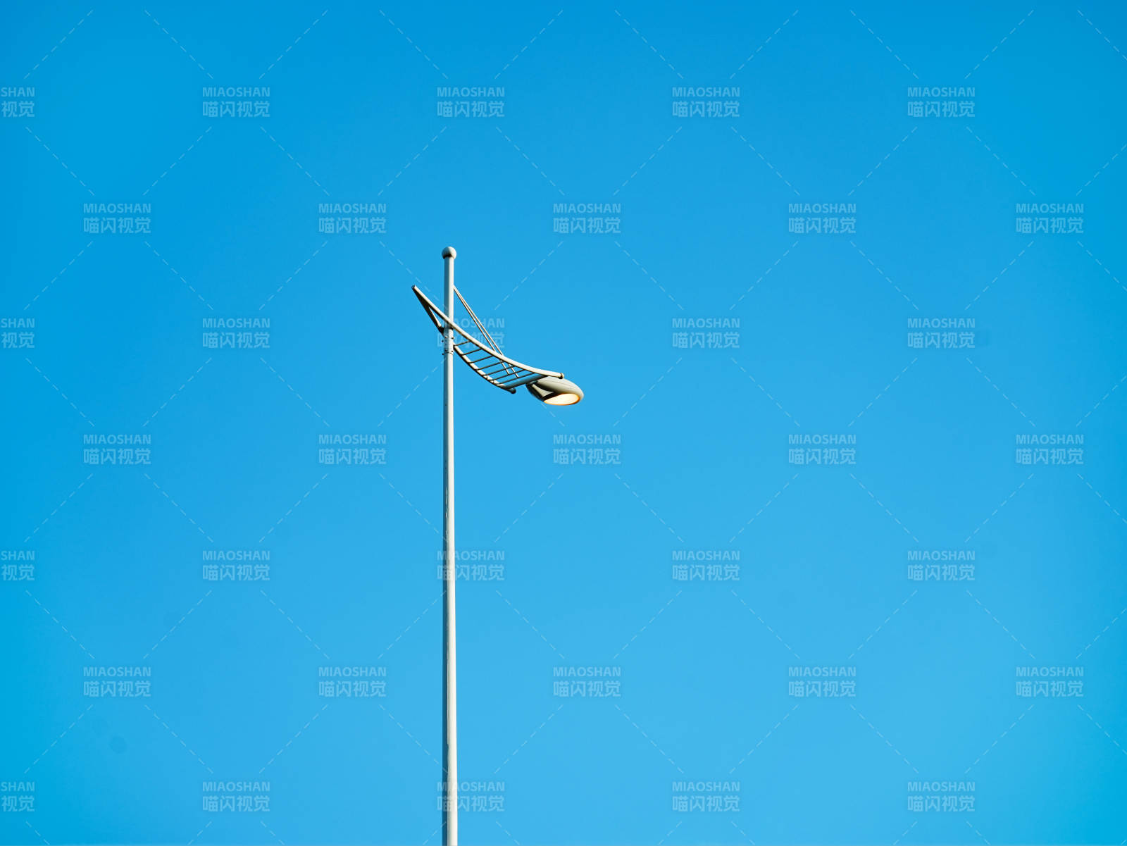 蓝天下的路灯杆图片