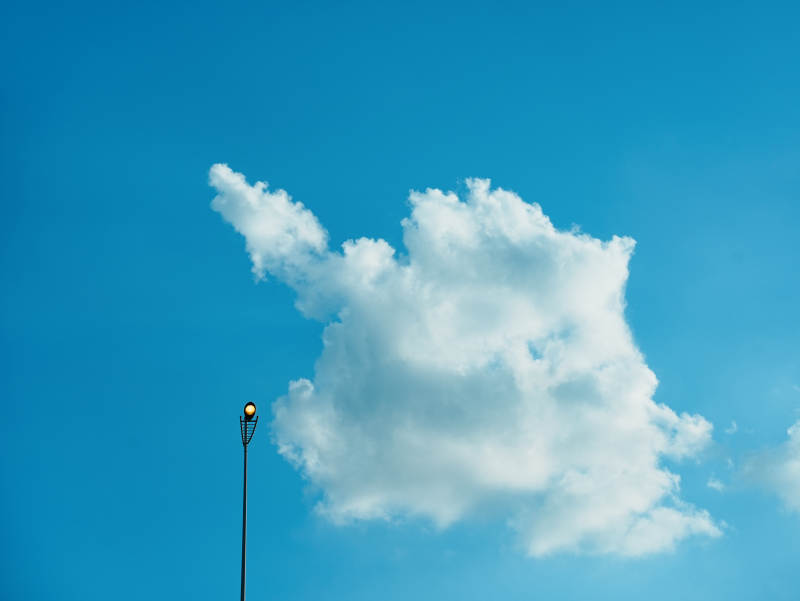 蓝天白云下的路灯图片