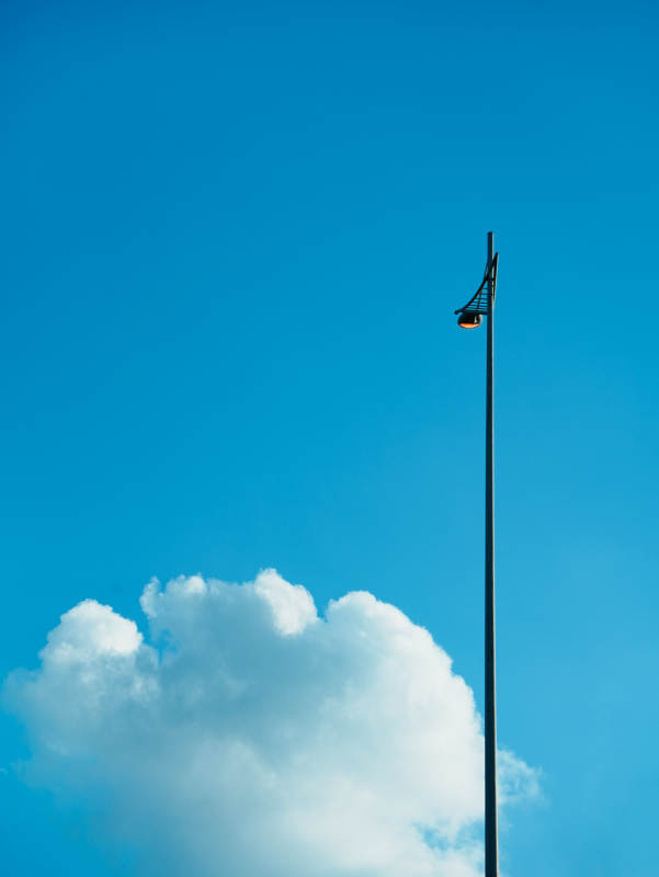 蓝天白云下的灯杆图片