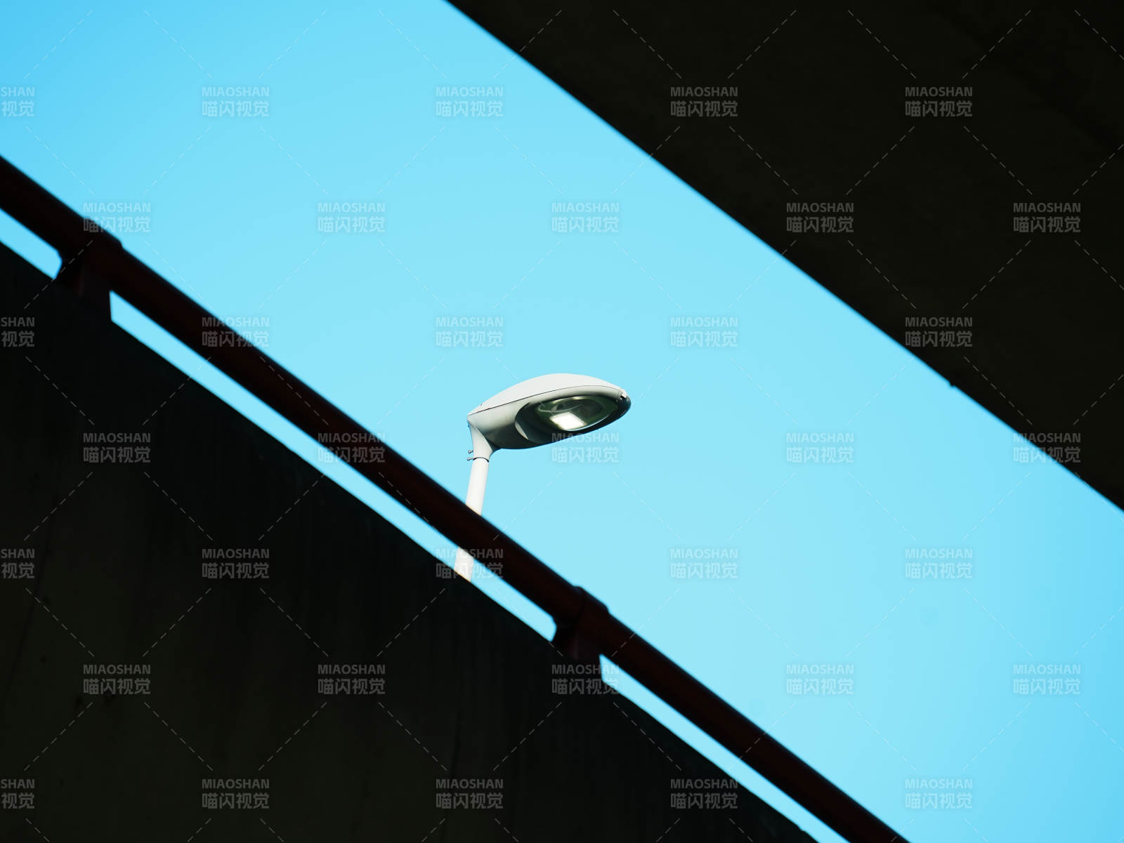 桥下路灯映蓝天图片