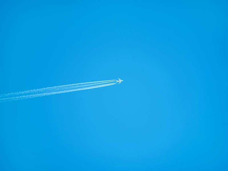 蓝天上的飞机尾迹图片