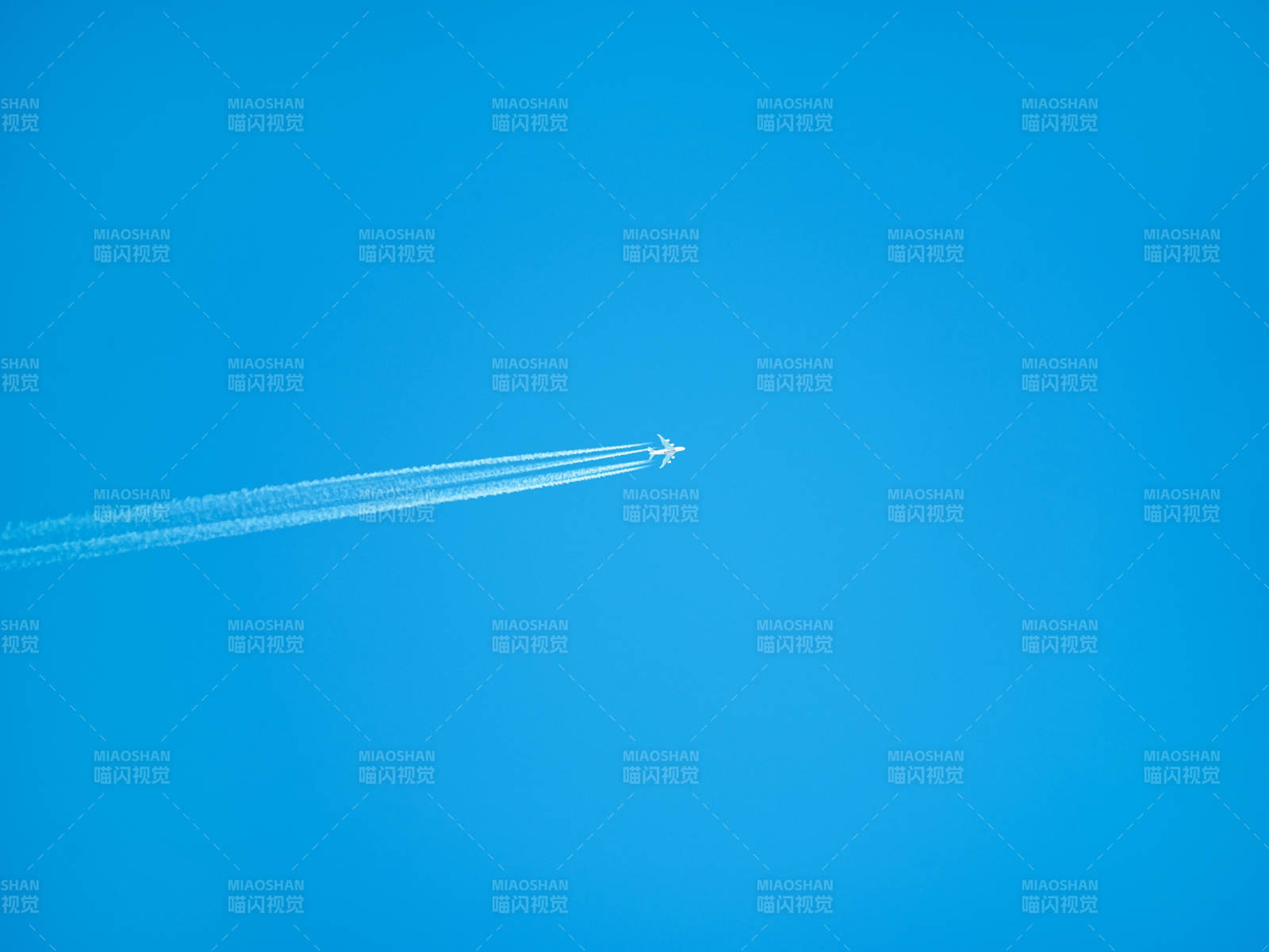 蓝天上的飞机尾迹图片