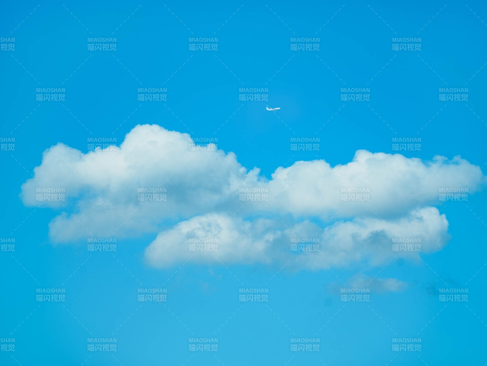 蓝天白云下的飞行器图片