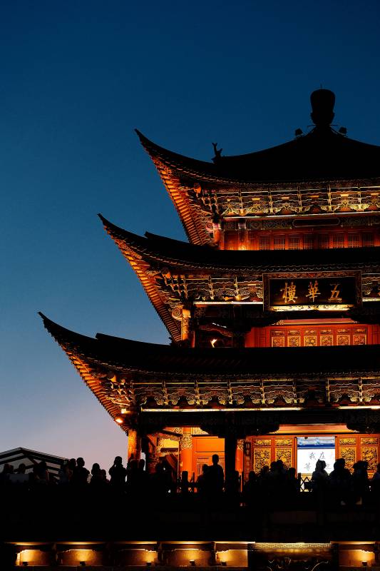 夜幕下的古塔光影之美图片