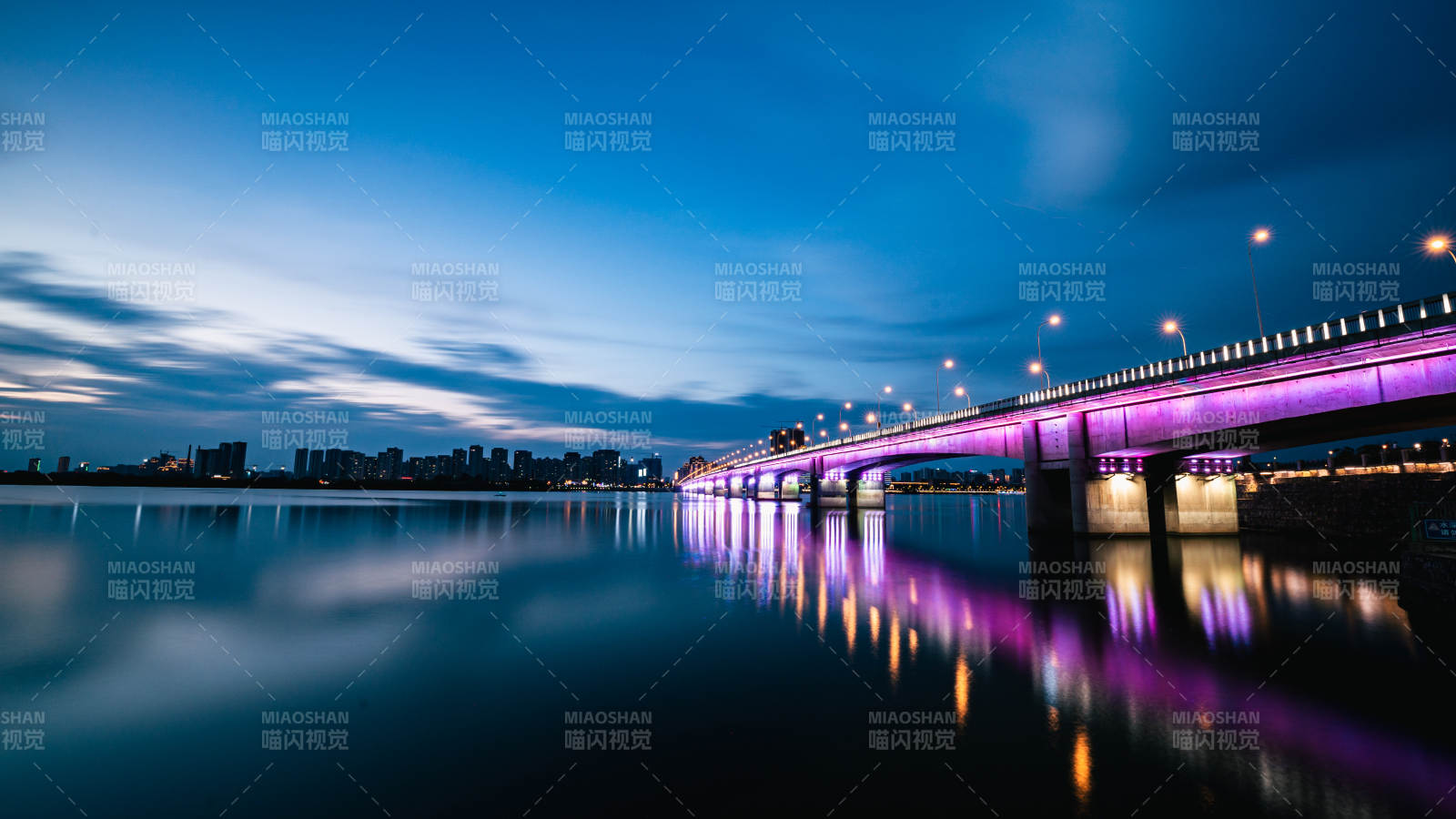 夜色中的霓虹大桥图片