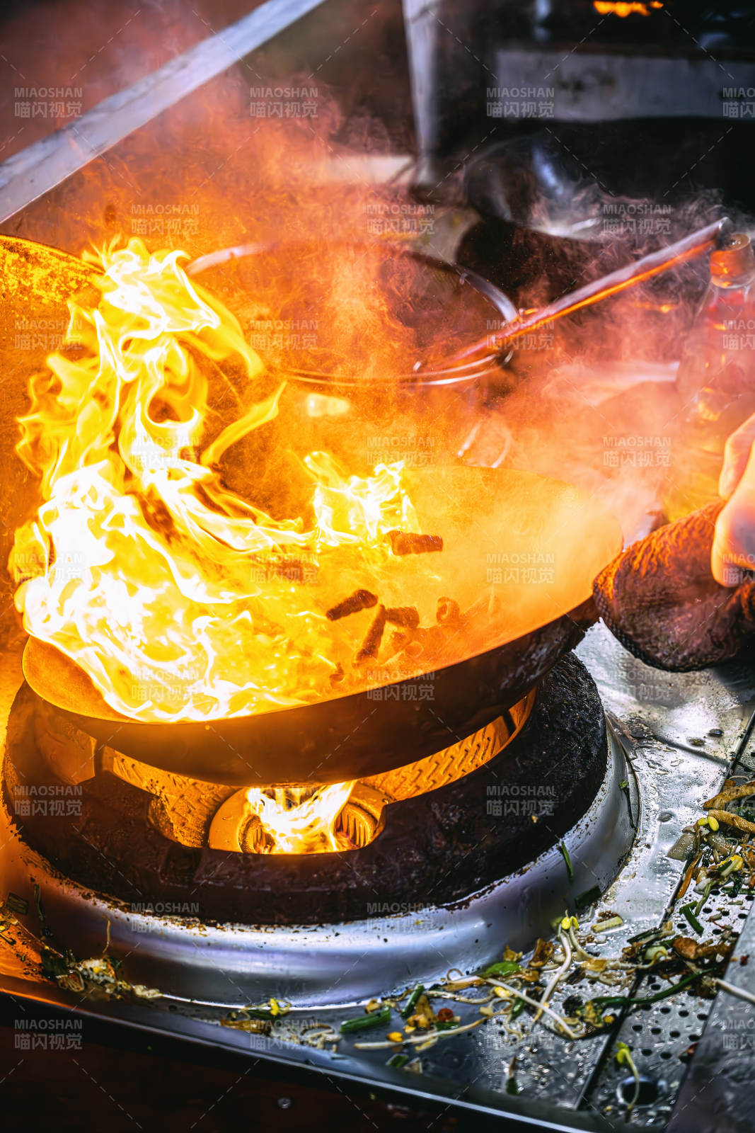 火焰翻炒 美味烹饪中图片