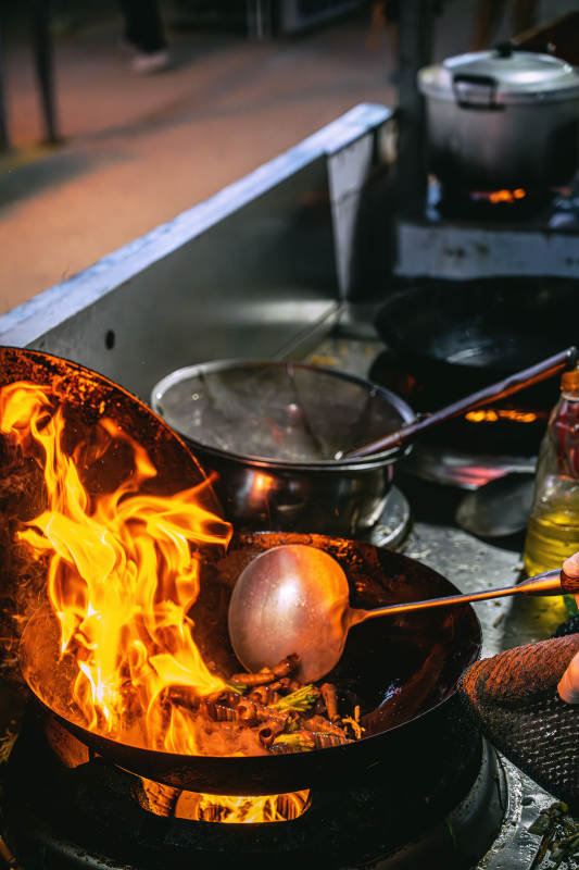 火焰翻炒 美味出锅图片