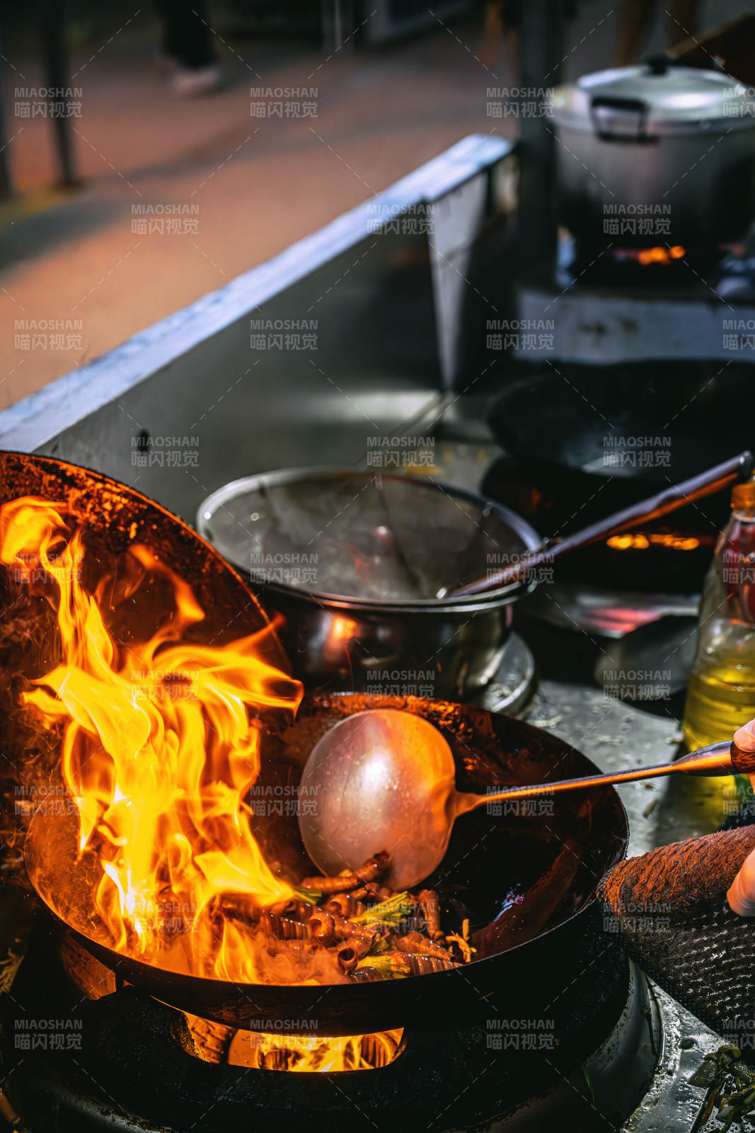 火焰翻炒 美味出锅图片