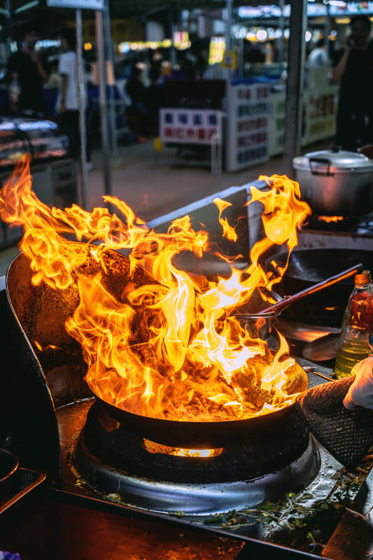 火焰翻炒 夜市美食图片