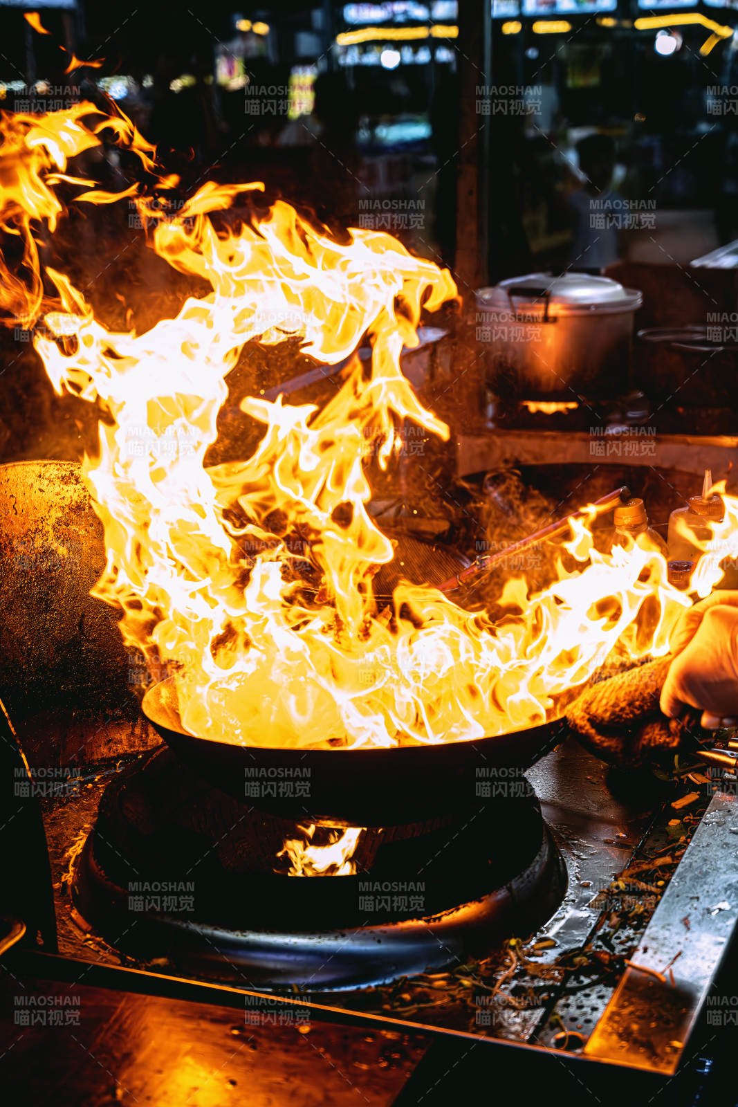 火焰翻炒 街头美食瞬间图片
