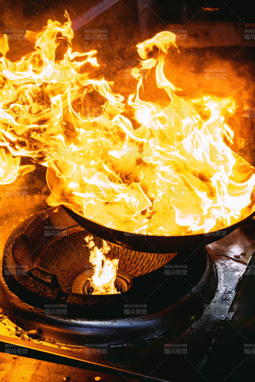 烈火熊熊 锅中火焰四溅图片