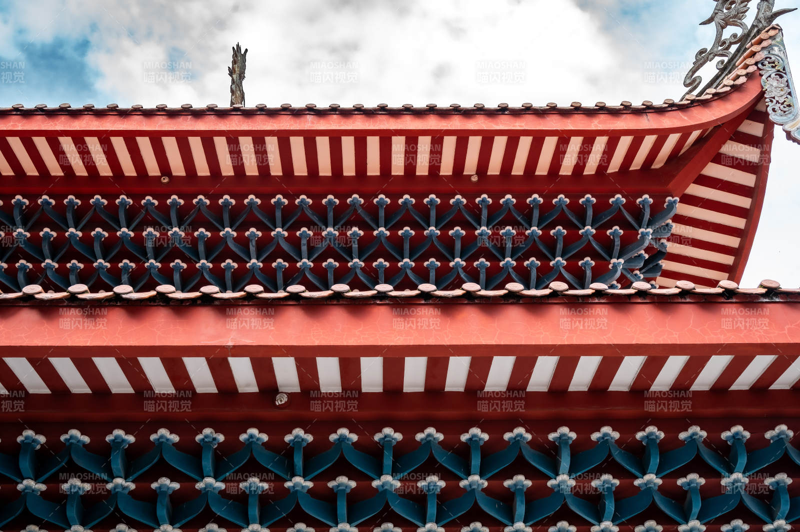 传统建筑的红色屋檐细节图片