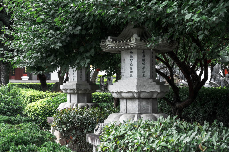 古寺石灯幽静庭院图片