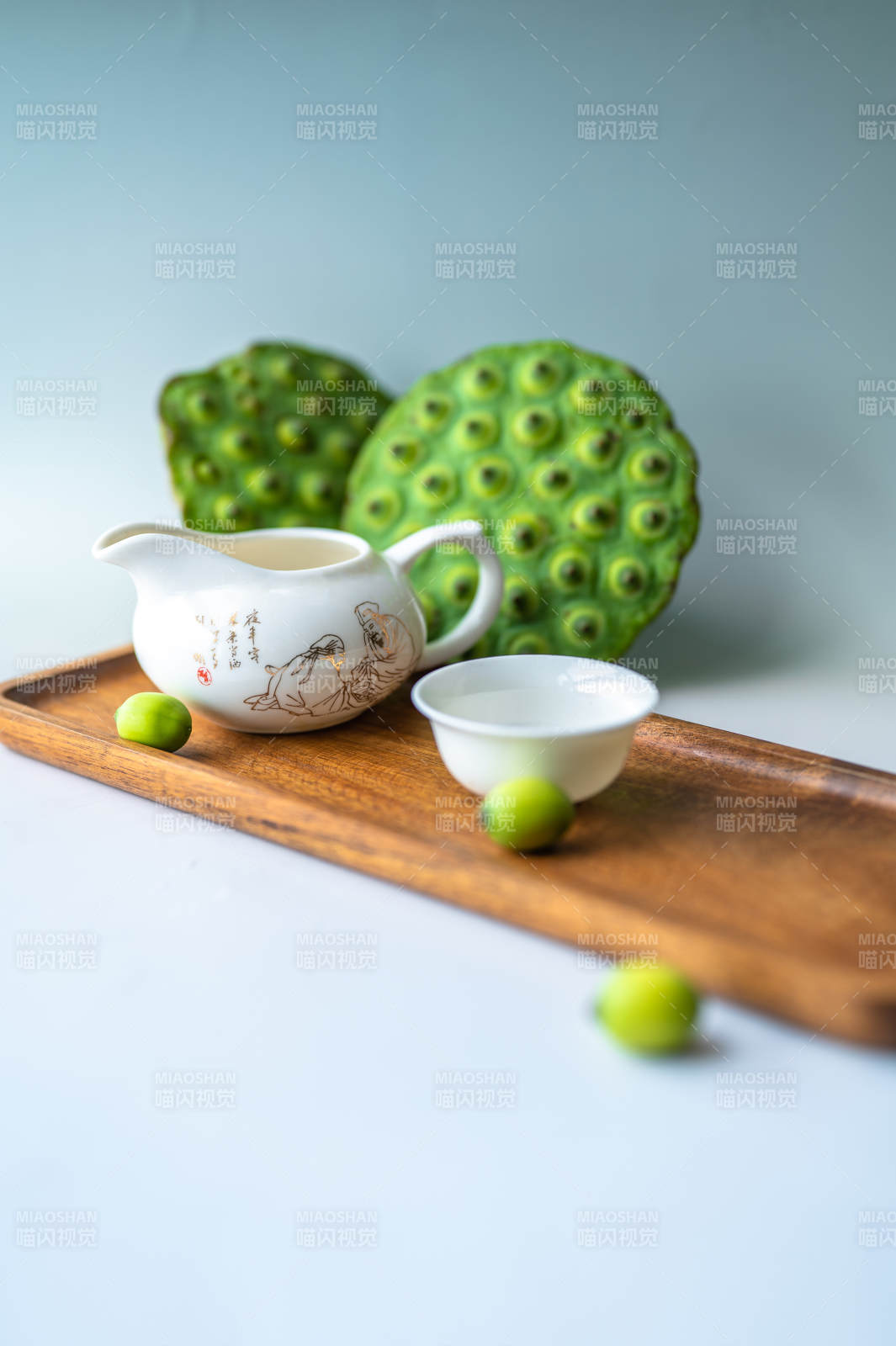 莲蓬与茶具静谧时光图片