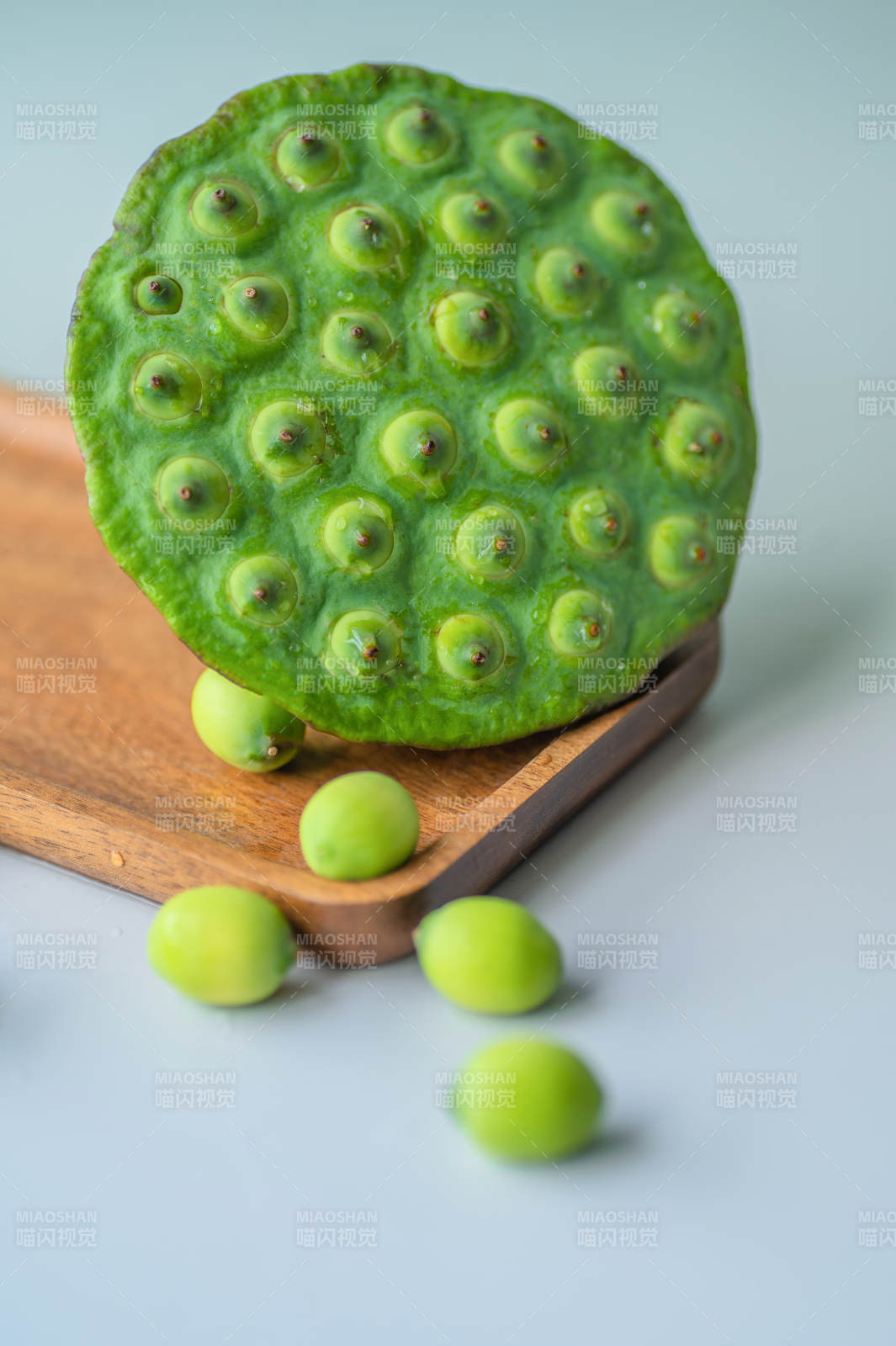 莲蓬与莲子的清新组合图片