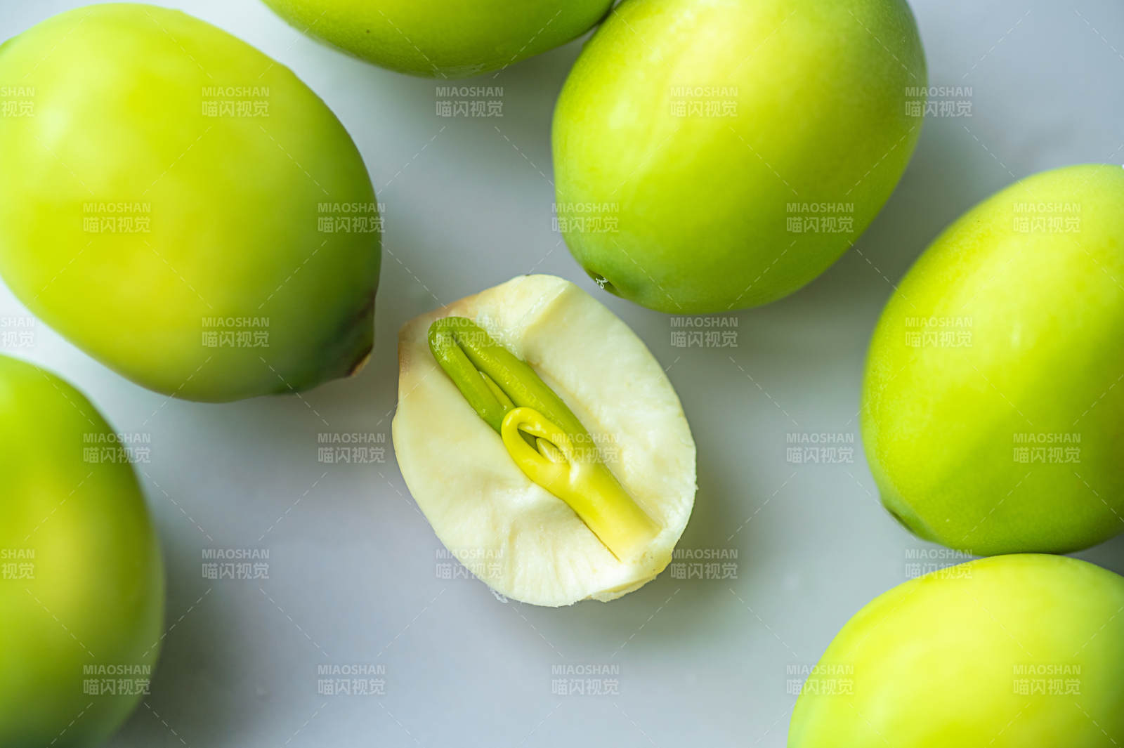 莲子榄切开展示果核图片