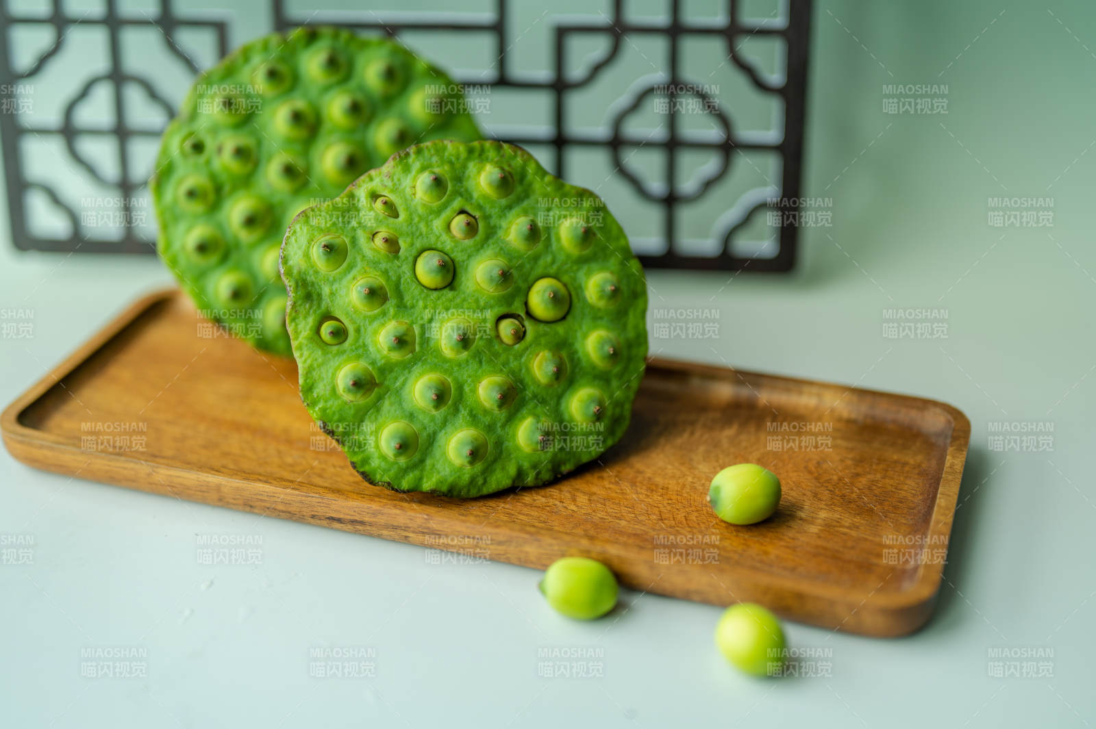 莲蓬切片与莲子特写图片