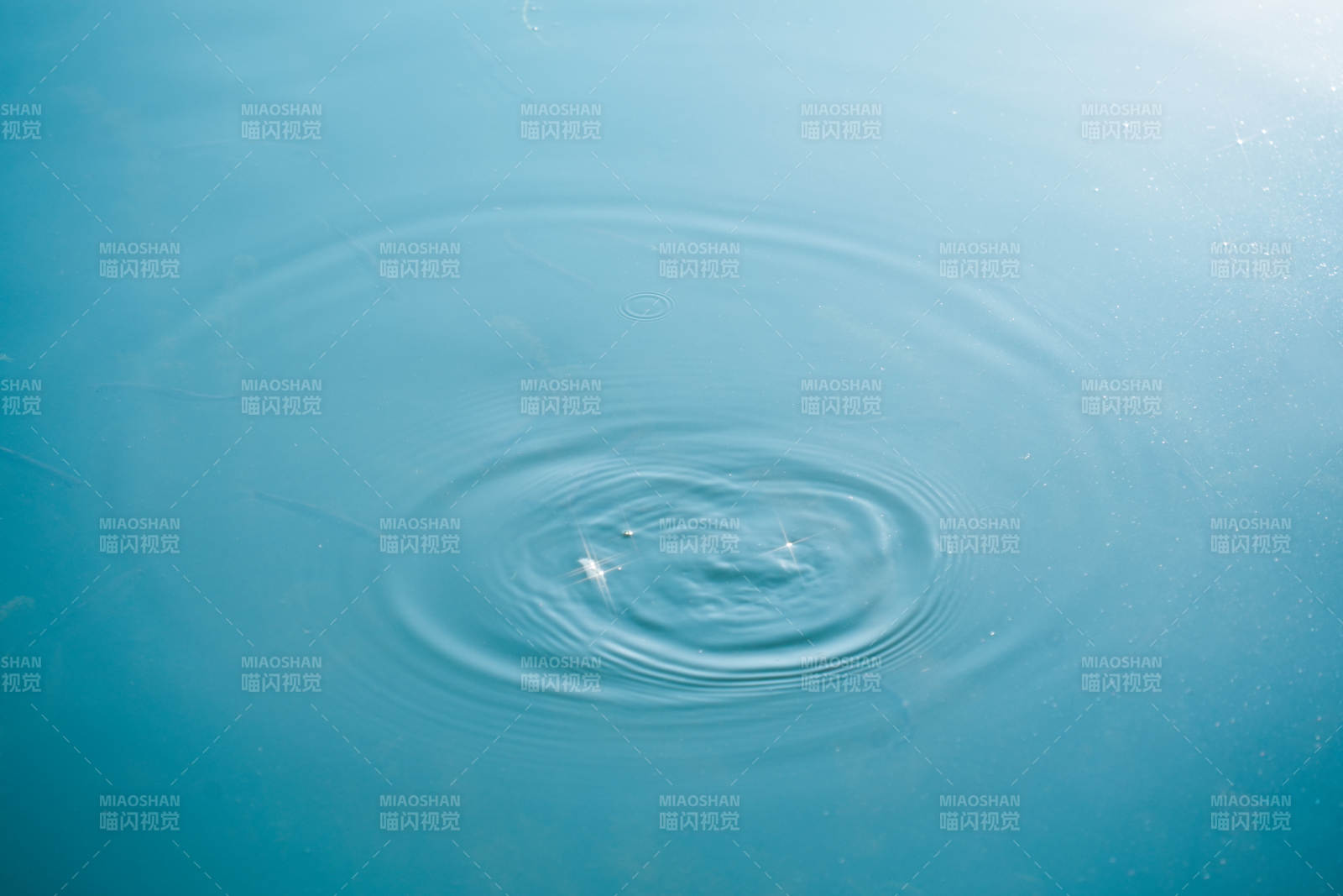 水滴涟漪 宁静之美图片