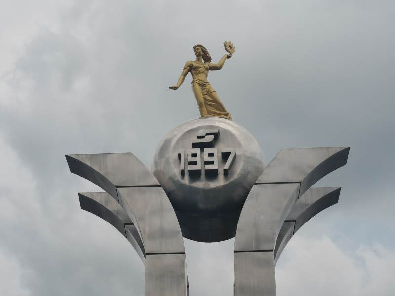 遂宁火车站广场纪念雕塑图片