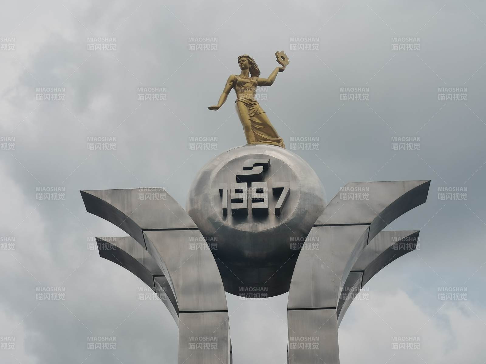 遂宁火车站广场纪念雕塑图片