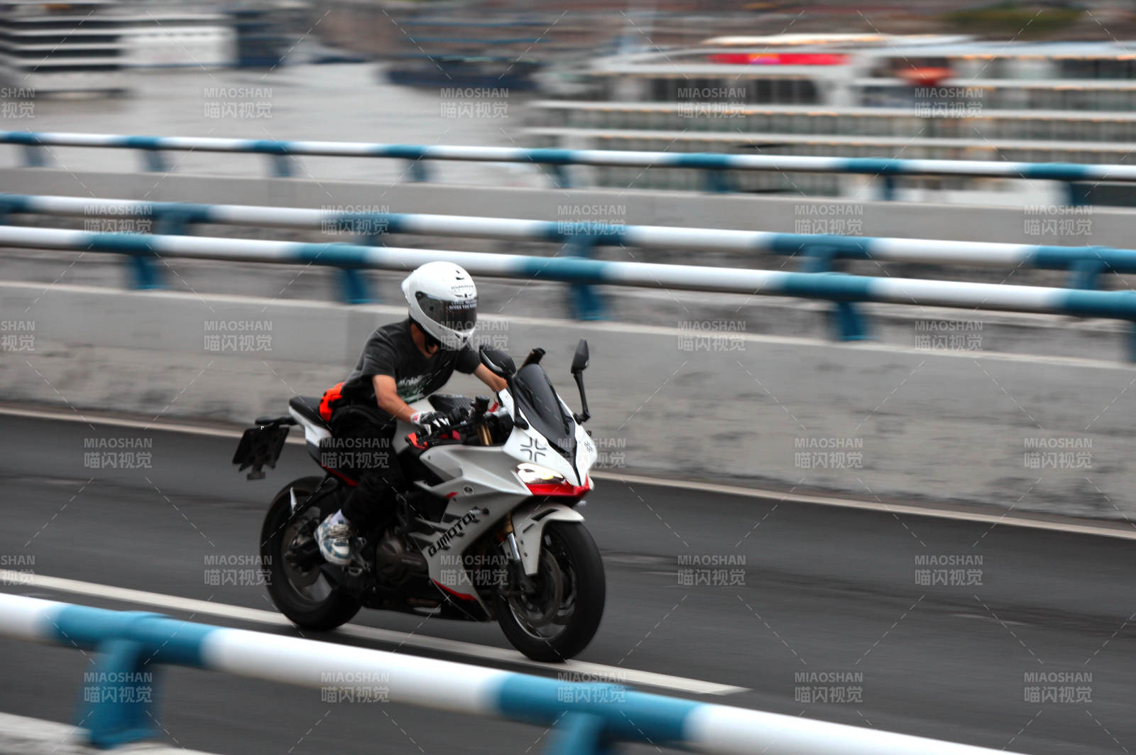 高速公路上的摩托车手图片