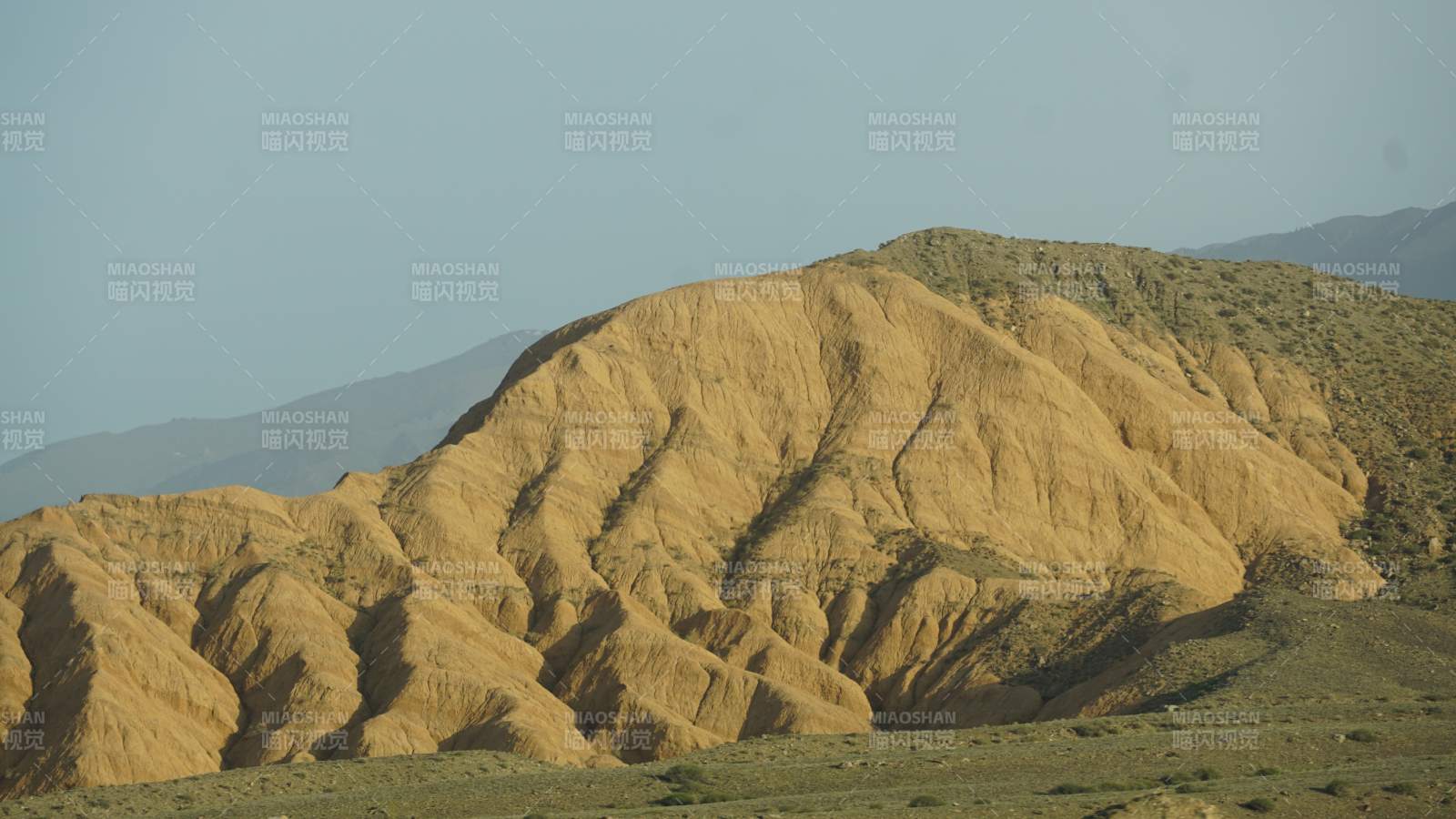 新疆吐鲁番沙漠中的金色山丘图片