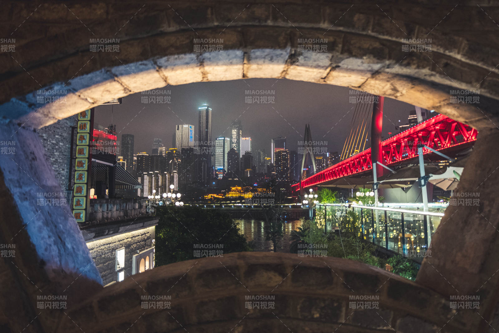 夜景拱桥下的城市风光图片