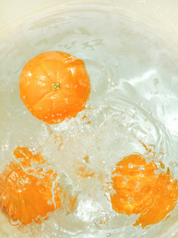 橙子落入水中溅起水花图片
