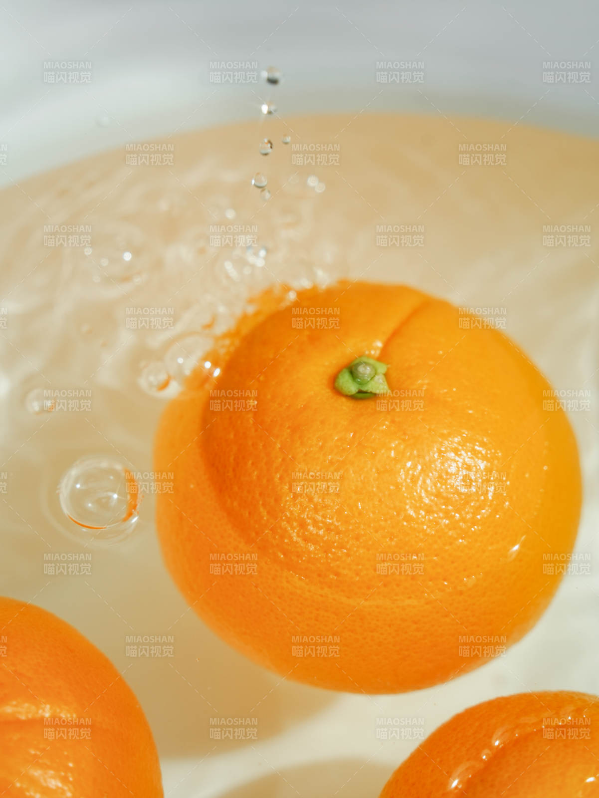橙子入水 溅起水花图片