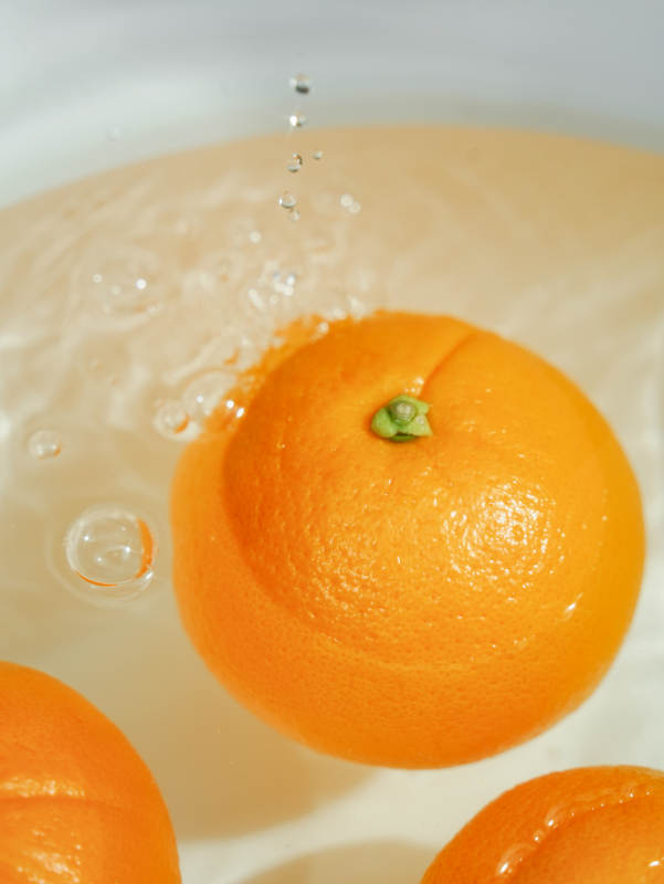 橙子入水 溅起水花图片