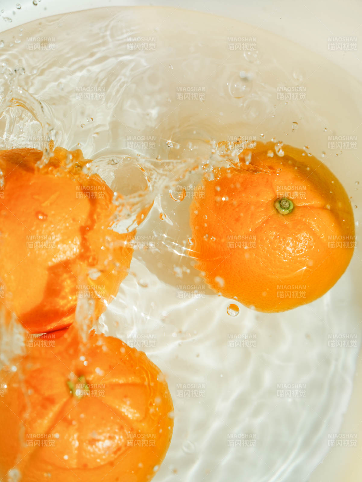 橙子落入水中溅起水花图片