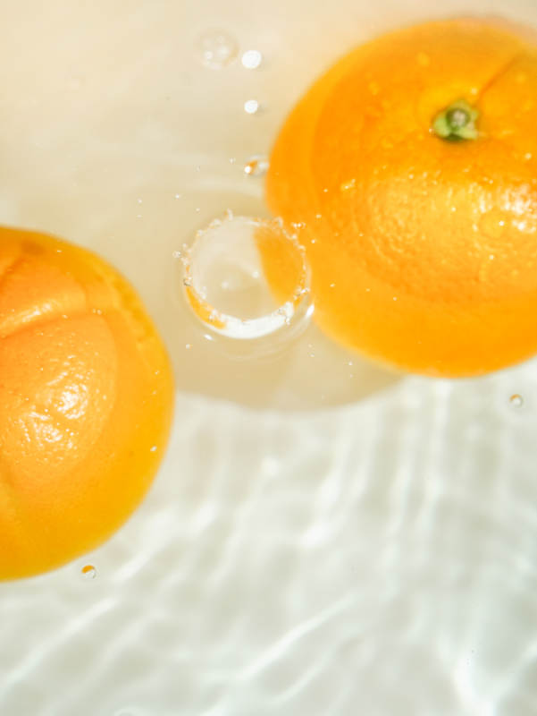 橙子落入水中瞬间图片